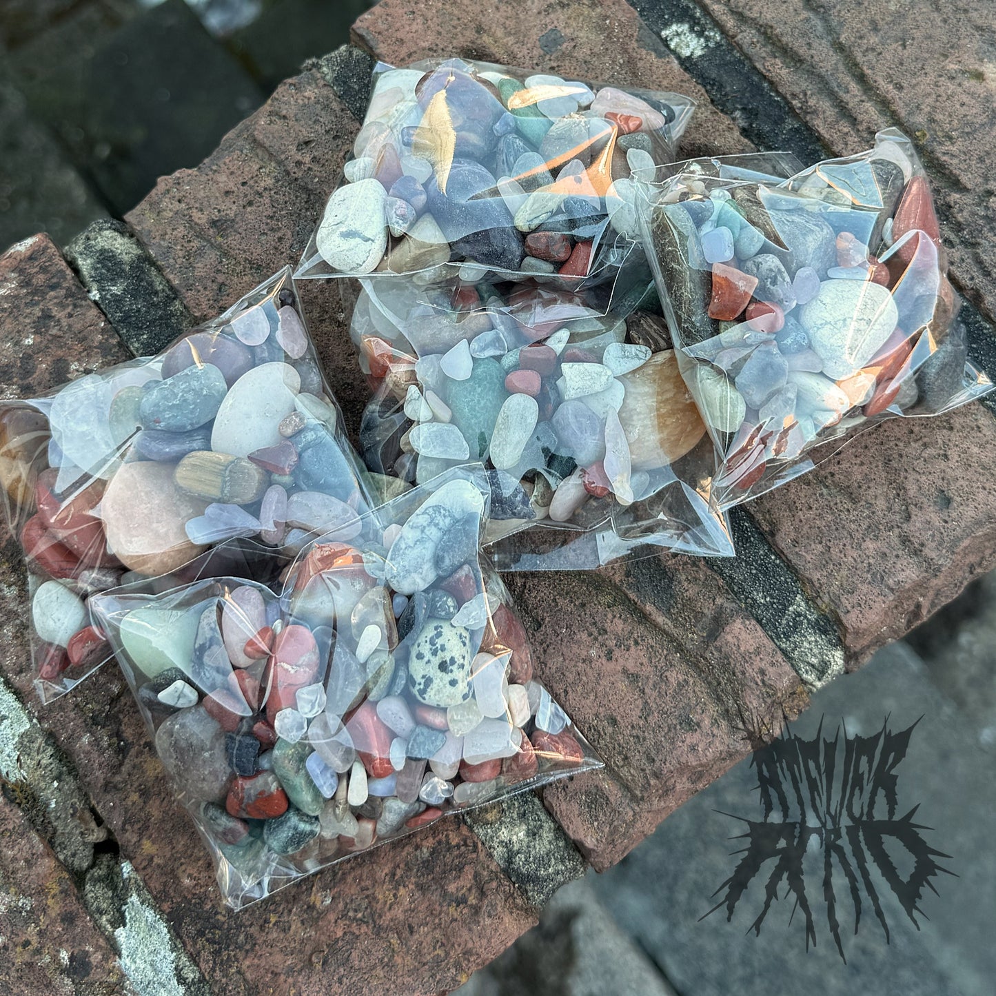 200g mixed size Tumble stones. Some larger stones (10-20mm) and some chips (2-6mm) contents will vary.