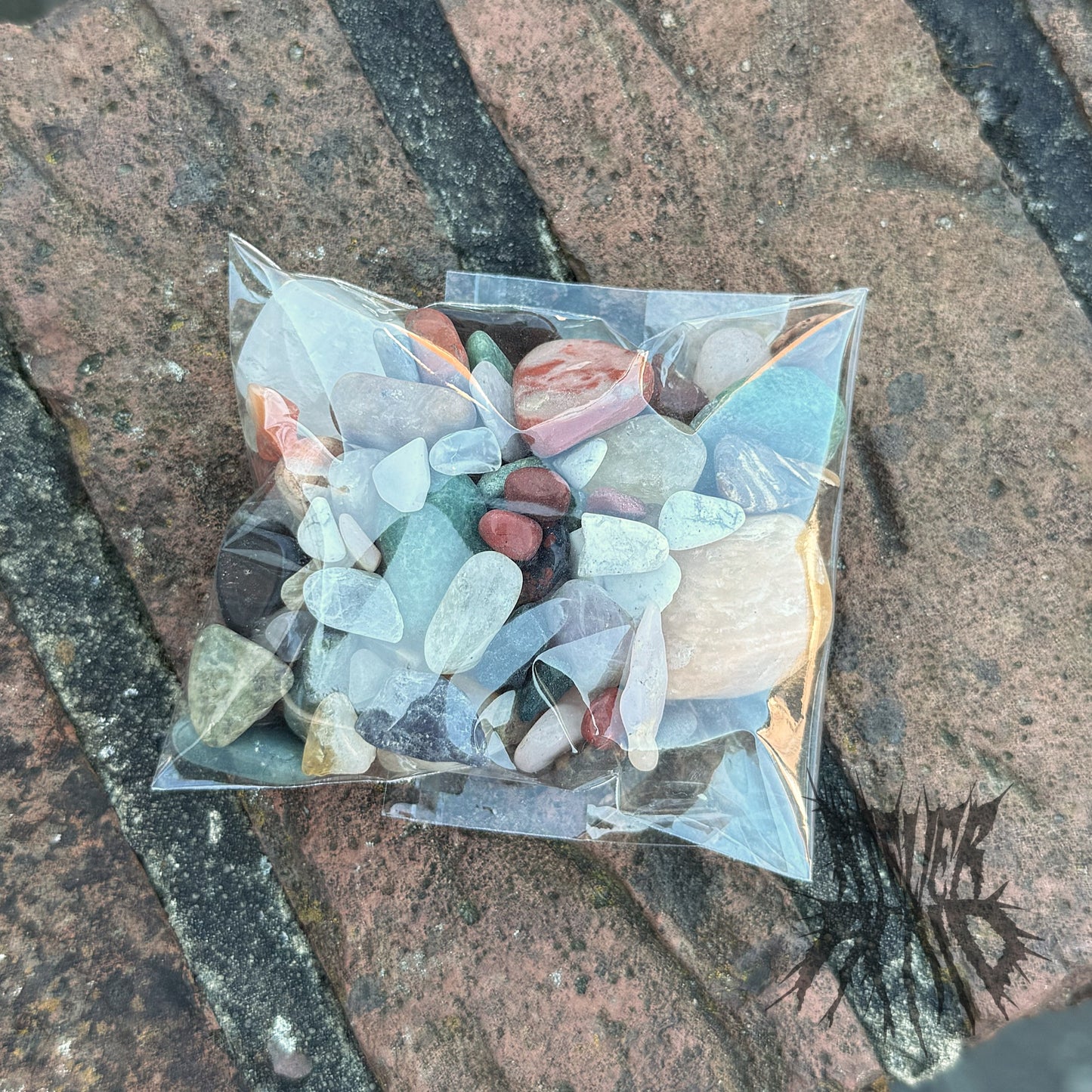 200g mixed size Tumble stones. Some larger stones (10-20mm) and some chips (2-6mm) contents will vary. Bargain price